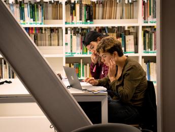 Etudiantes à la bibliothèque du Campus Palaiseau Etudiantes à la bibliothèque du Campus Palaiseau