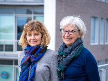 Photographie de Sophie Feuillet et Maryvonne Lassalle-de Salins sur le campus de Palaiseau