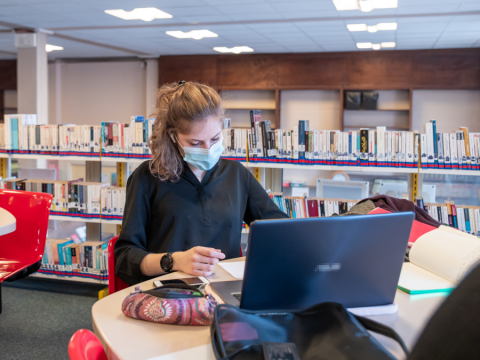 Photographie d'une étudiante devant son ordinateur
