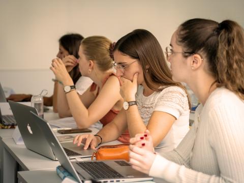 des étudiantes en salle de cours 
