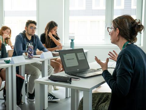 Une enseignante en cours Une enseignante en cours