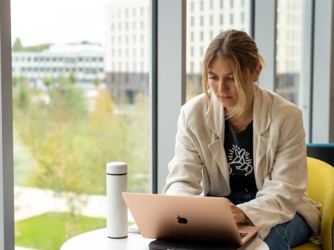 Etudiante à la bibliothèque Etudiante à la bibliothèque