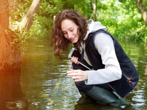 Etudiante faisant des recherches en eau douce Etudiante faisant des recherches en eau douce