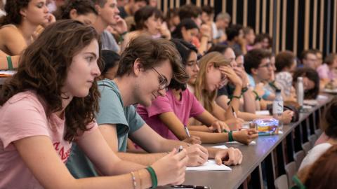 Rentrée étudiante dans l'amphithéâtre du Campus Palaiseau Rentrée étudiante dans l'amphithéâtre du Campus Palaiseau
