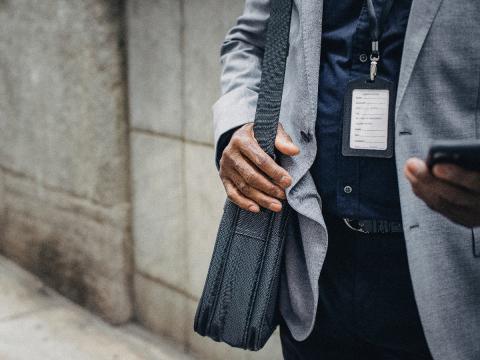 Un salarié devant son entreprise 