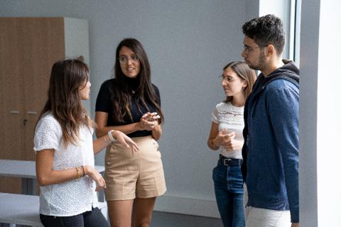 Etudiants discutant en marge du cours Etudiants discutant en marge du cours
