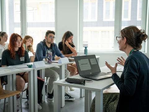 Photographie d'une salle de cours avec élèves et enseignant