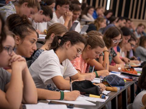 Photographie d'étudiants en cours en amphithéâtre