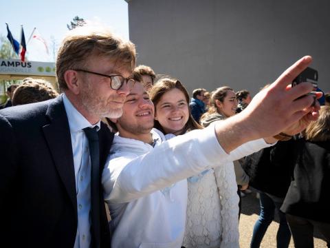 Marc Fesneau, ministre de l'agriculture et de la souveraineté alimentaire, avec deux étudiants, lors de la 2e journée de concertation pour le PLOAA Marc Fesneau, ministre de l'agriculture et de la souveraineté alimentaire, avec deux étudiants, lors de la 2e journée de concertation pour le PLOAA