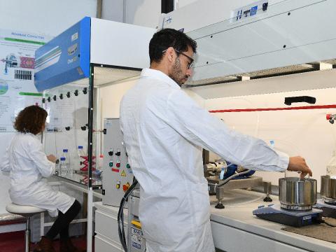 Eco-extraction of high-value compounds at a European Center for Biotechnology and Bioeconomy (CEBB) laboratory Eco-extraction of high-value compounds at a European Center for Biotechnology and Bioeconomy (CEBB) laboratory