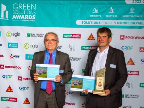 Laurent Buisson, Managing Director of AgroParisTech, and Dominique Tristant, Director of the Grignon farm, receive the audience award from the Green Solutions Awards Laurent Buisson, Managing Director of AgroParisTech, and Dominique Tristant, Director of the Grignon farm, receive the audience award from the Green Solutions Awards