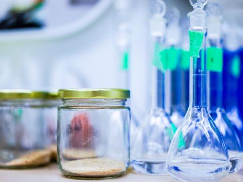 Fioles et pots en laboratoire de recherche Fioles et pots en laboratoire de recherche