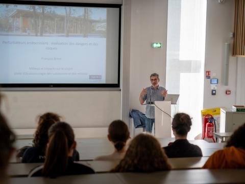 François Brion chercheur à l'INERIS pour la fête de la science 2023 à AgroParisTech