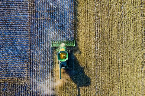 Agriculture intensive - Tracteur dans un champs Agriculture intensive - Tracteur dans un champs