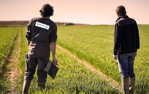 étudiants dans les champs de la ferme de grignon étudiants dans les champs de la ferme de grignon
