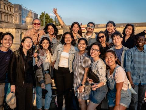 Les inscriptions au Summer Program sont ouvertes Des étudiants internationaux posent sur un bateau mouche