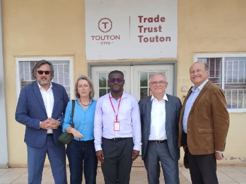 La délégation d'AgroParisTech devant la chocolaterie Touton au Ghana