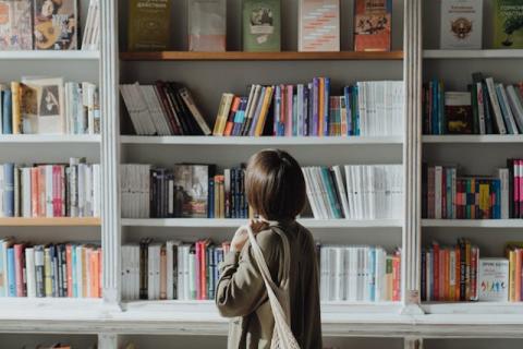 Une femme face à une bibliothèque Une femme face à une bibliothèque
